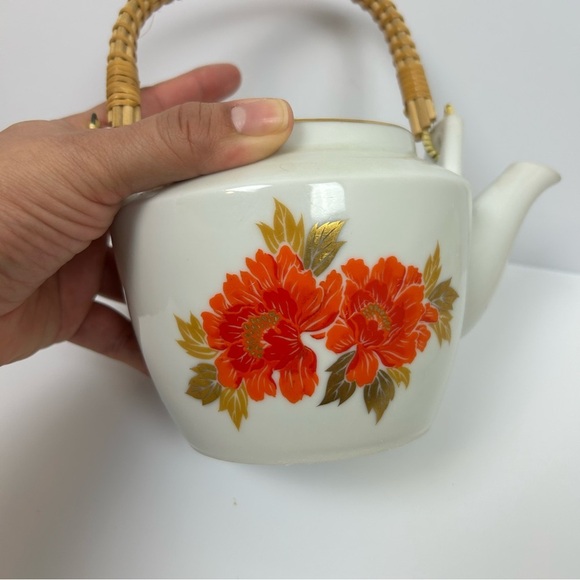 Otagiri Peony Teapot red & gold on white porcelain with bamboo rattan handle - Picture 9 of 10